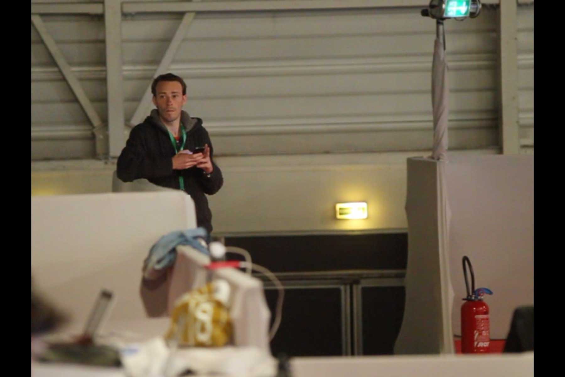 Der Gewerkschafter Emmanuel Roux schaut auf sein Handy auf dem 51. Kongress der CGT  Fotografie von Heiko Schäfer