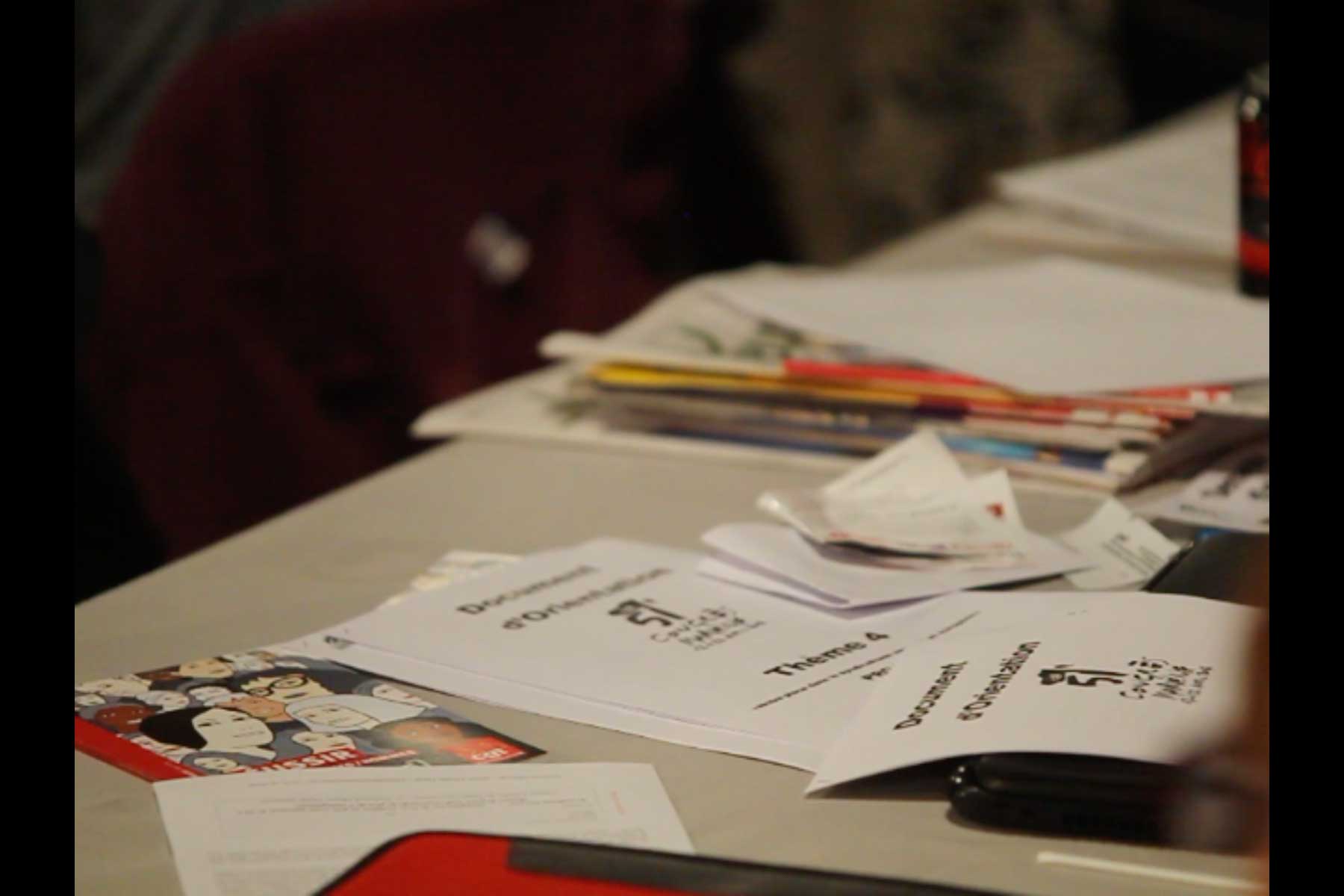 Tisch mit Unterlagen und Dokumenten auf dem 51. Kongress der CGT  Fotografie von Heiko Schäfer