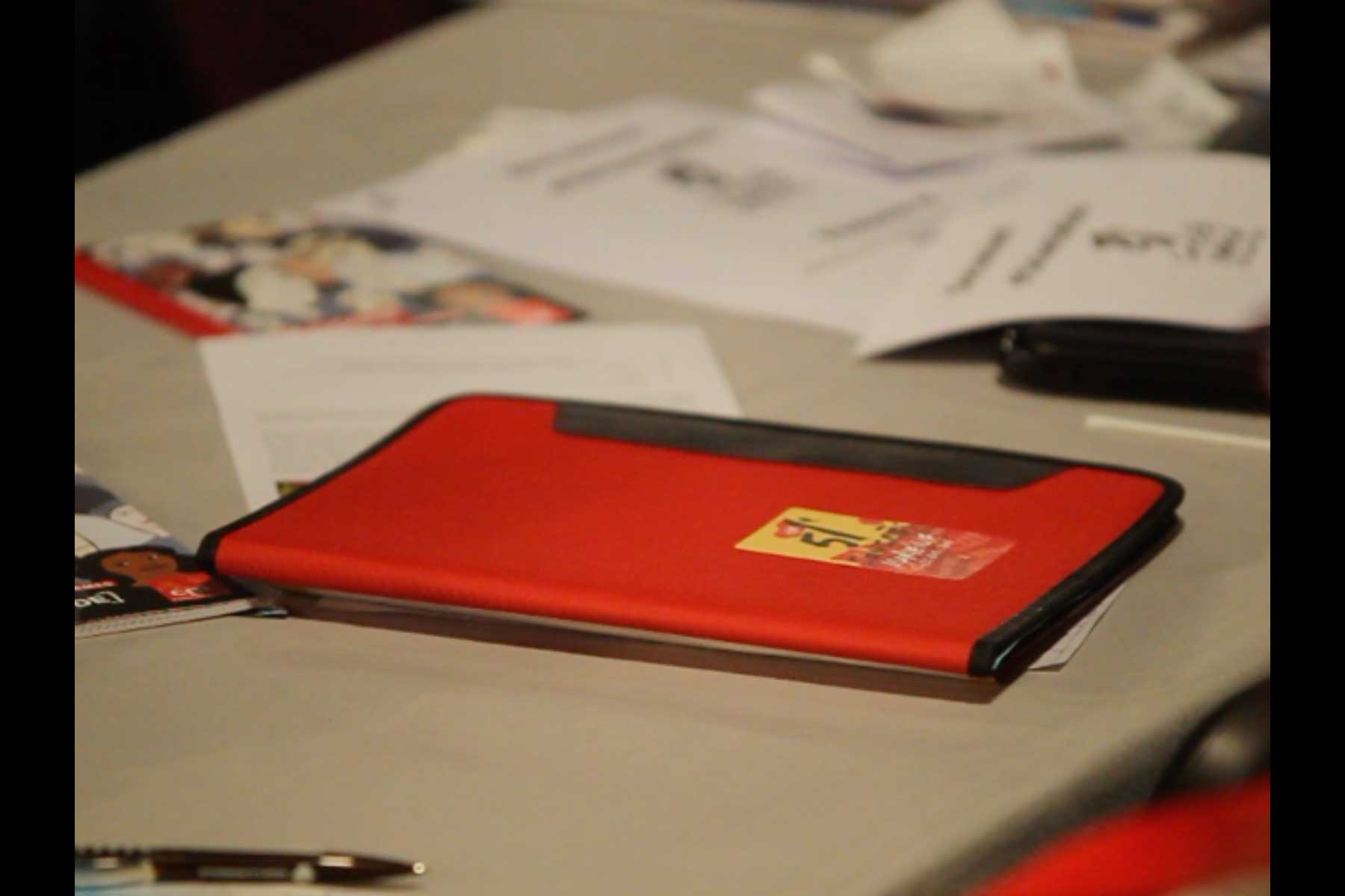 Tisch mit einer Mappe, Unterlagen und Dokumenten auf dem 51. Kongress der CGT  Fotografie von Heiko Schäfer