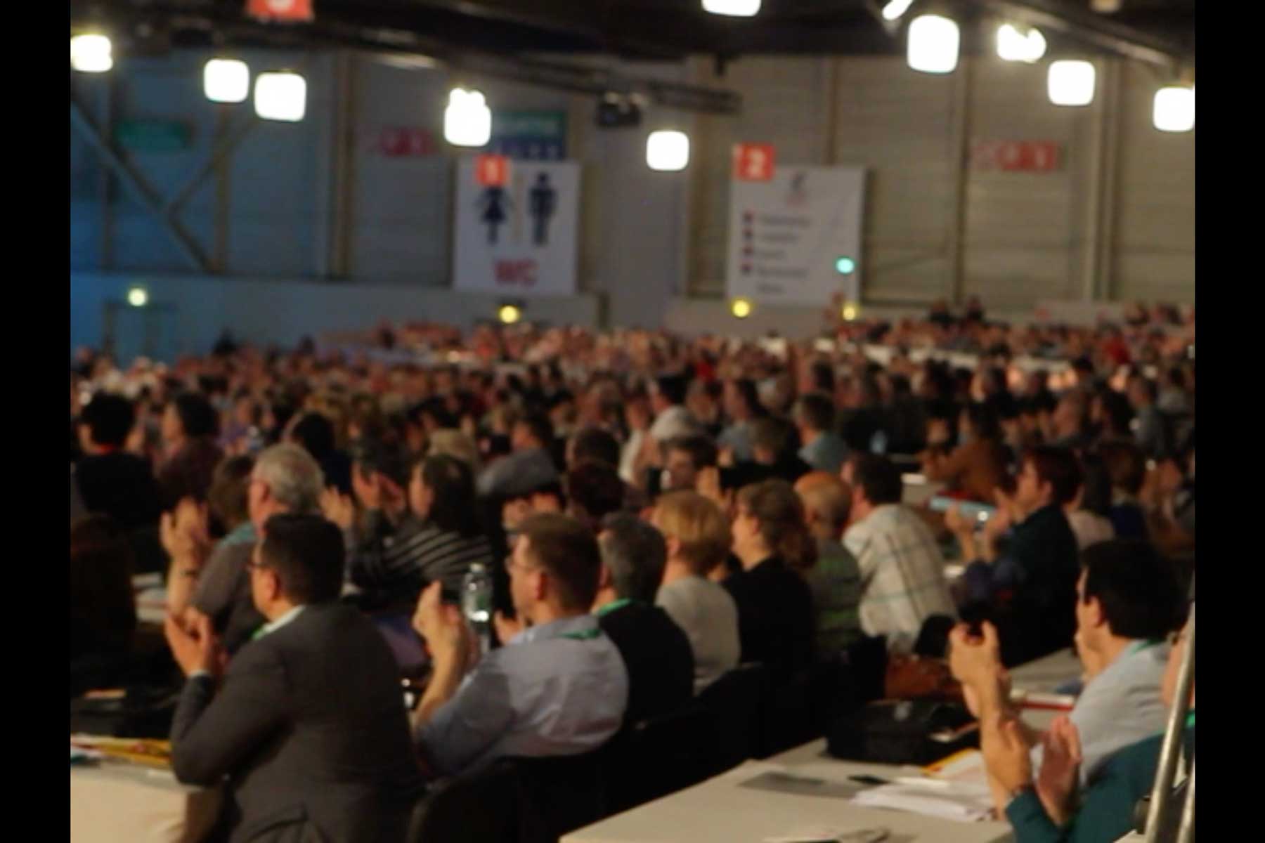 Die Gewerkschafter klatschen während der Rede des Generalsekretärs  Fotografie von Heiko Schäfer
