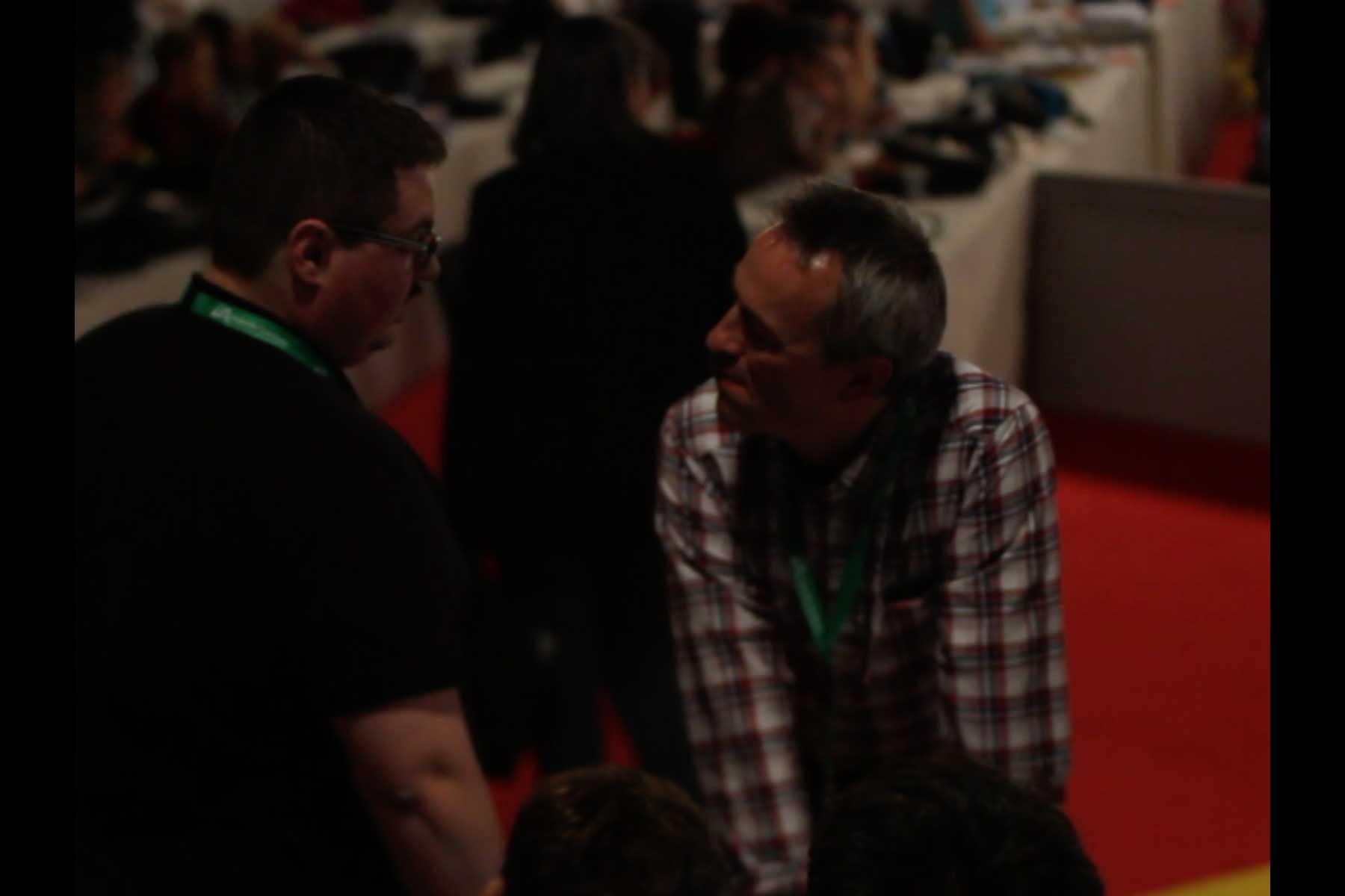 Der Gewerkschafter Tenessee Garcia im Gespräch mit einem anderen Gewerkschafter  Fotografie von Heiko Schäfer