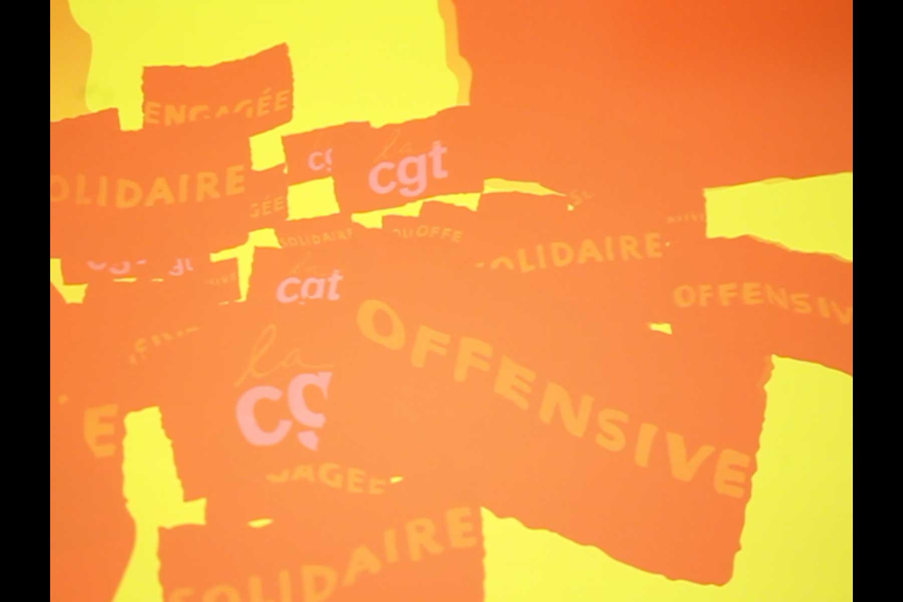 Projektion mit einer Grafik in rot und gelb, die unter anderem das Wort 