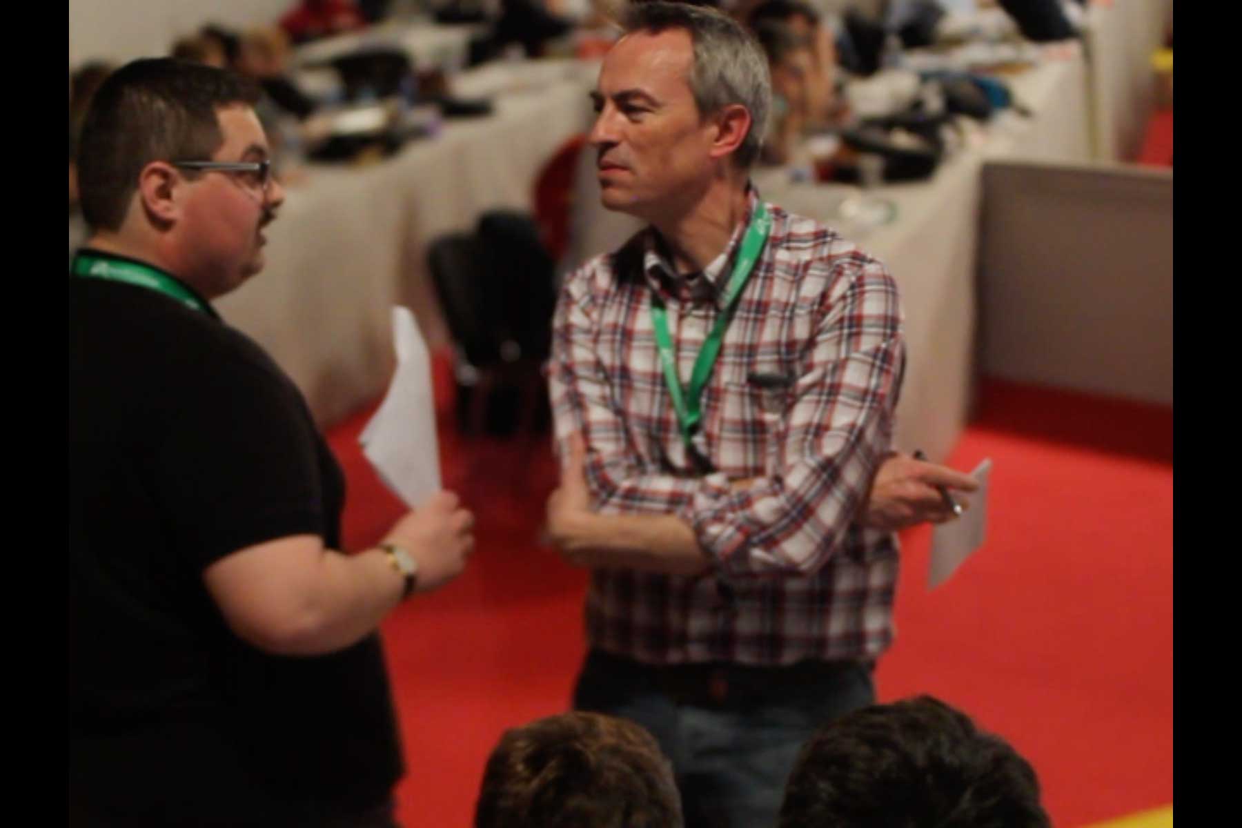 Der Gewerkschafter Tenessee Garcia im Gespräch mit einem anderen Gewerkschafter  Fotografie von Heiko Schäfer