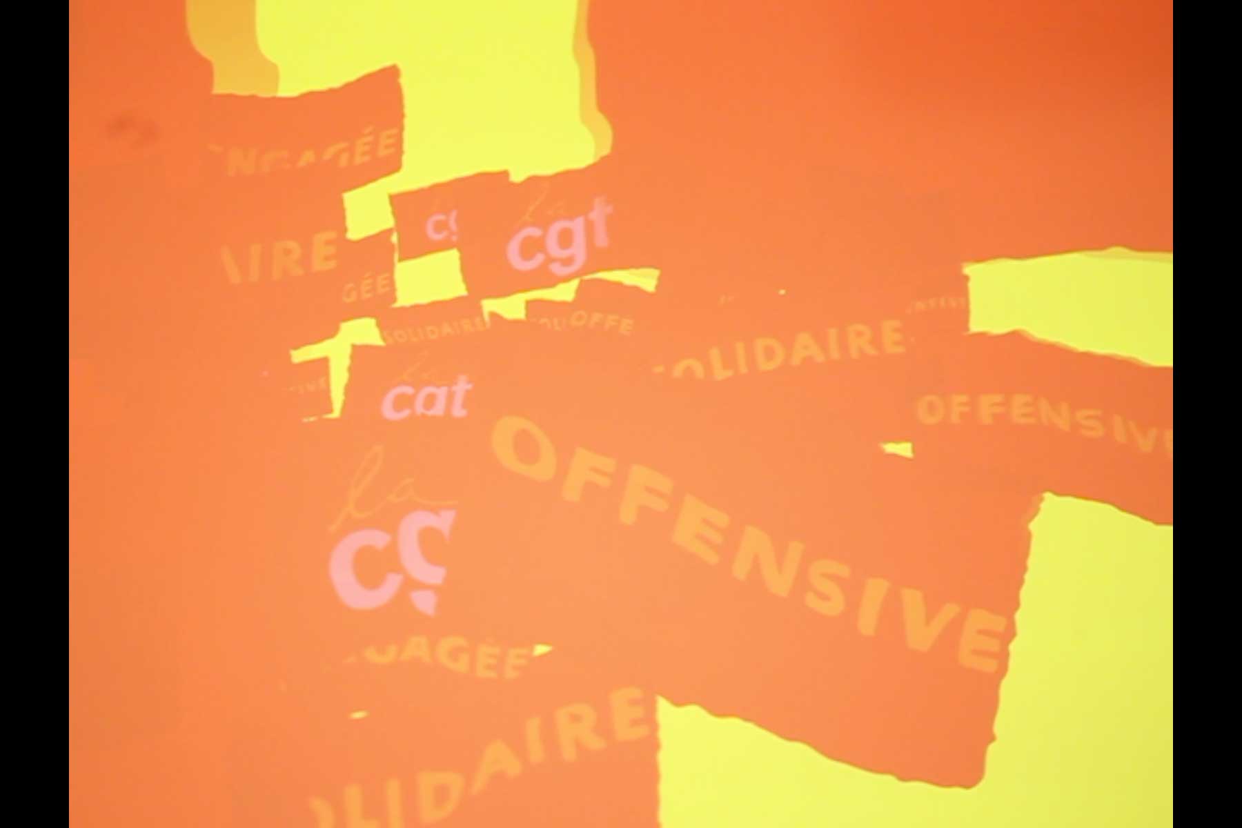 Projektion mit einer Grafik in rot und gelb, die unter anderem das Wort 