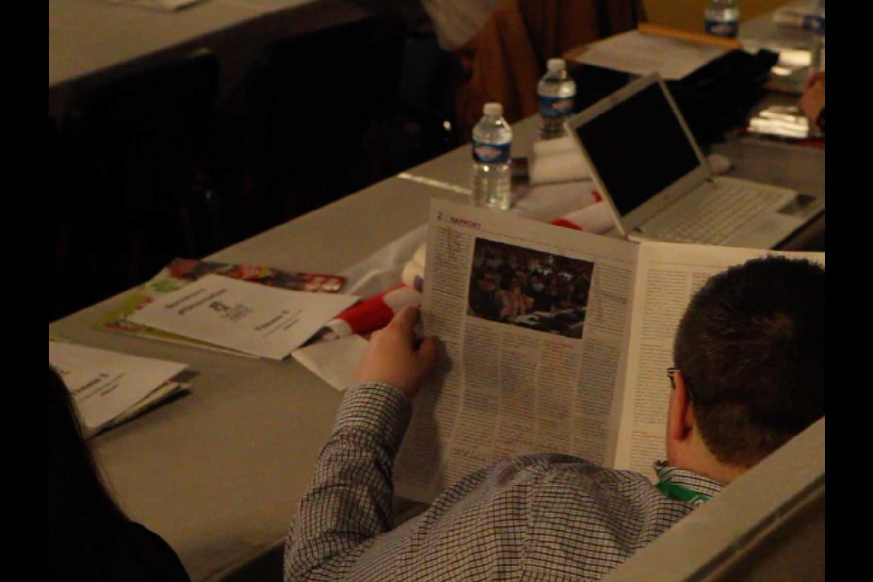 Der Gewerkschafter Tenessee Garcia liest die Gewerkschaftszeitung auf dem 51. Kongress der CGT  Fotografie von Heiko Schäfer