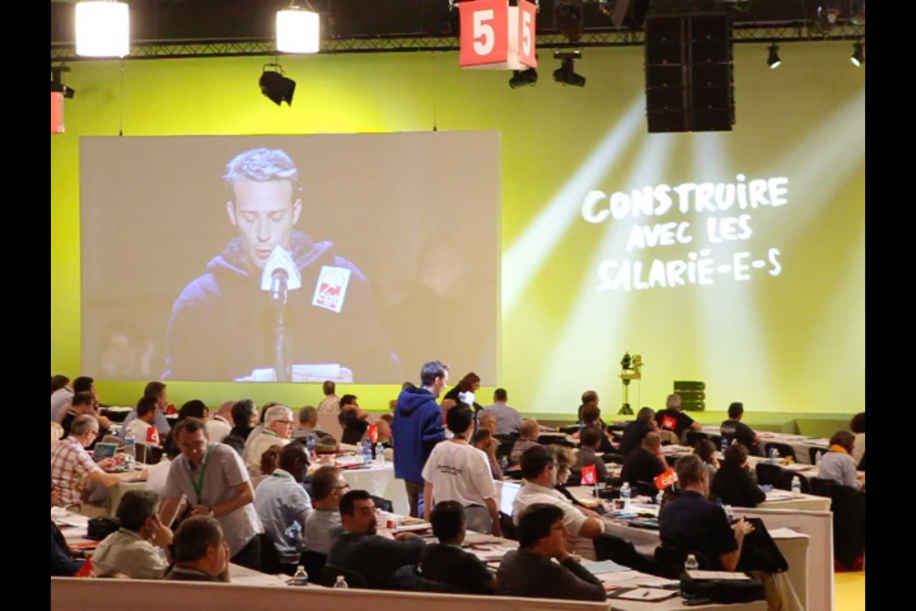 Der Gewerkschafter Emmanuel Roux liest seine Eingabe am Mikrophon vor  Fotografie von Heiko Schäfer