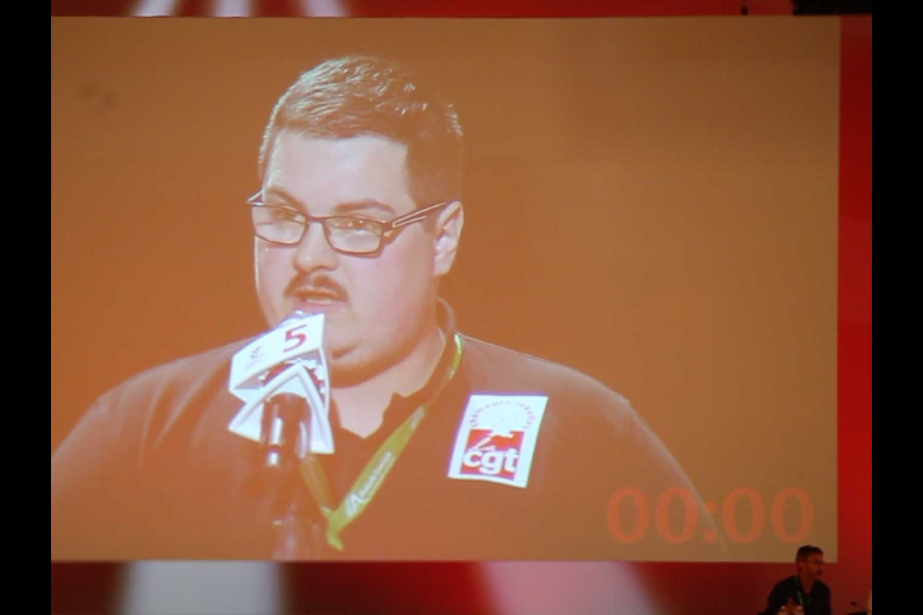 Der Gewerkschafter Tenessee Garcia liest seine Eingabe am Mikrophon vor  Fotografie von Heiko Schäfer