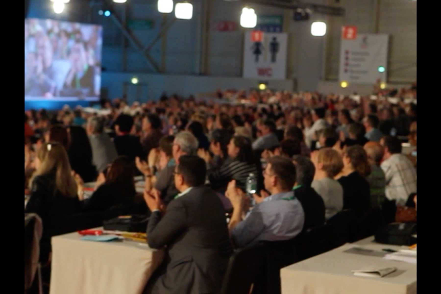 Die Gewerkschafter klatschen während der Rede des Generalsekretärs  Fotografie von Heiko Schäfer