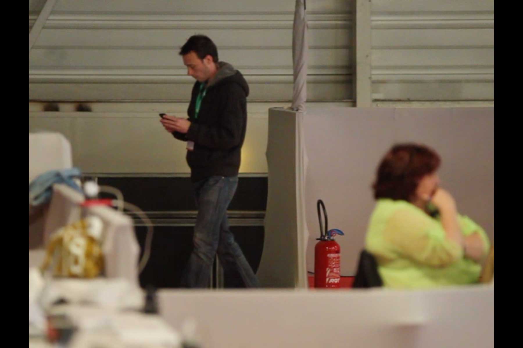 Der Gewerkschafter Emmanuel Roux schaut auf sein Handy auf dem 51. Kongress der CGT  Fotografie von Heiko Schäfer