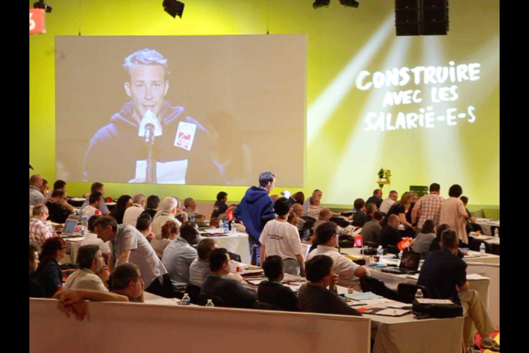 Der Gewerkschafter Emmanuel Roux liest seine Eingabe am Mikrophon vor  Fotografie von Heiko Schäfer