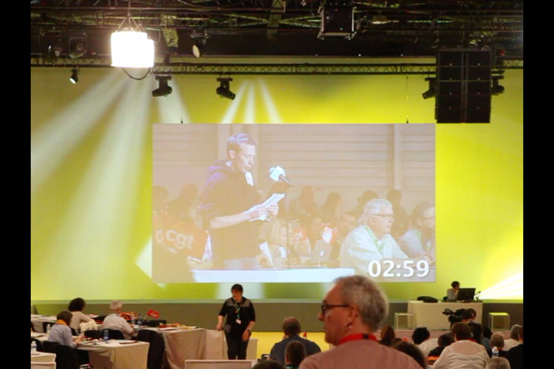 Der Gewerkschafter Emmanuel Roux liest seine Eingabe am Mikrophon vor  Fotografie von Heiko Schäfer