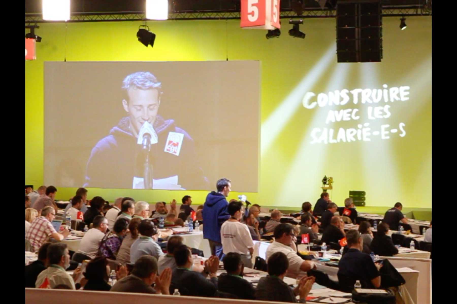 Der Gewerkschafter Emmanuel Roux liest seine Eingabe am Mikrophon vor  Fotografie von Heiko Schäfer