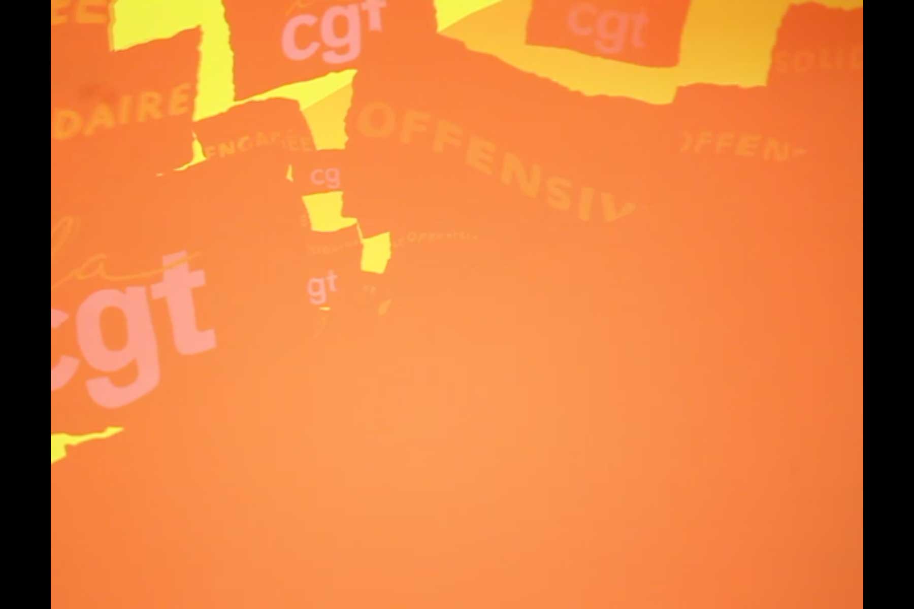 Projektion mit einer Grafik in rot und gelb, die unter anderem das Wort 