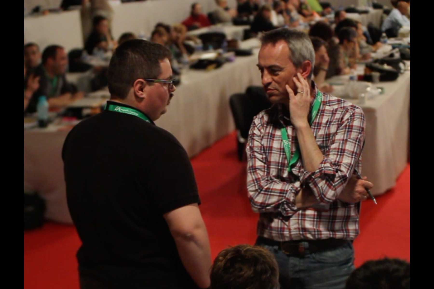 Der Gewerkschafter Tenessee Garcia im Gespräch mit einem anderen Gewerkschafter  Fotografie von Heiko Schäfer