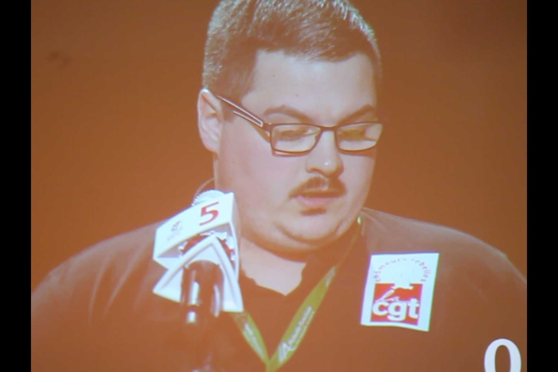 Der Gewerkschafter Tenessee Garcia liest seine Eingabe am Mikrophon vor  Fotografie von Heiko Schäfer