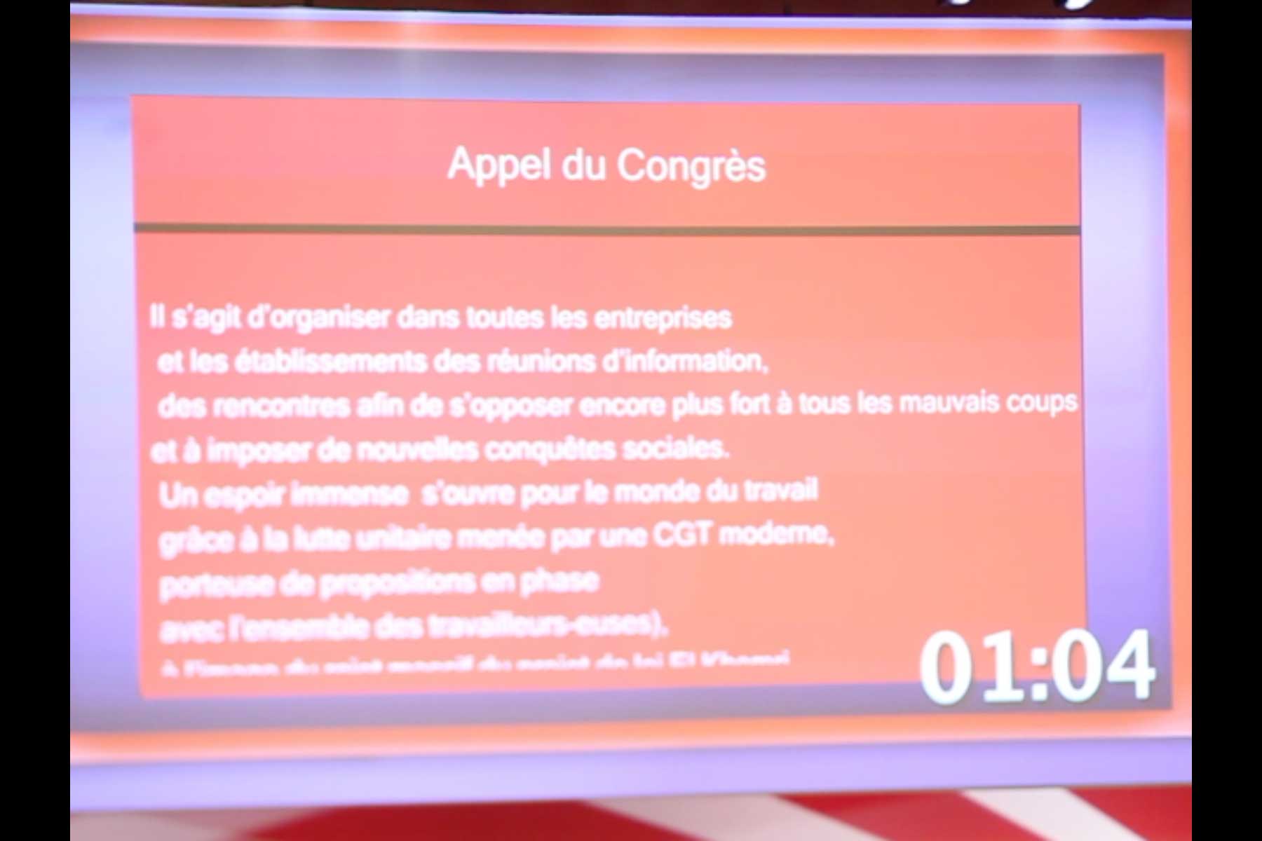 Projektion mit einem vom 51. Kongress der CGT beschlossenen Aufruf  Fotografie von Heiko Schäfer
