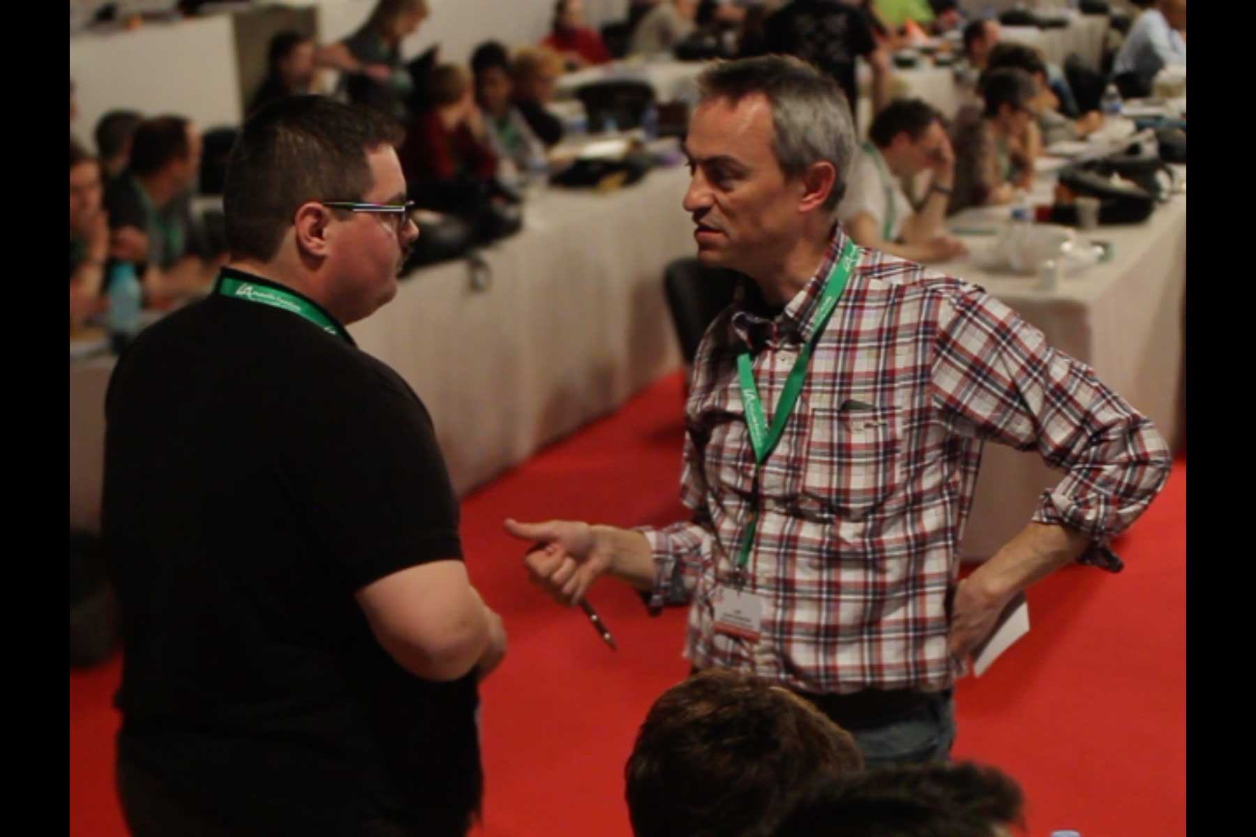 Der Gewerkschafter Tenessee Garcia im Gespräch mit einem anderen Gewerkschafter  Fotografie von Heiko Schäfer