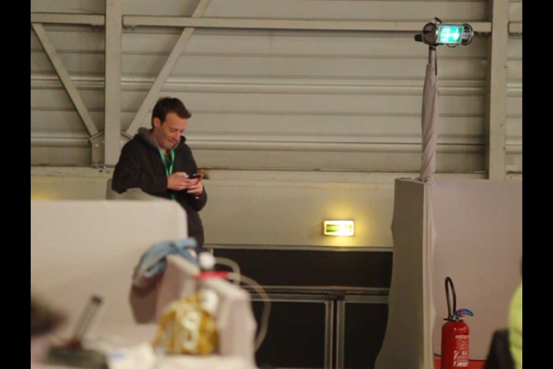 Der Gewerkschafter Emmanuel Roux schaut auf sein Handy auf dem 51. Kongress der CGT  Fotografie von Heiko Schäfer