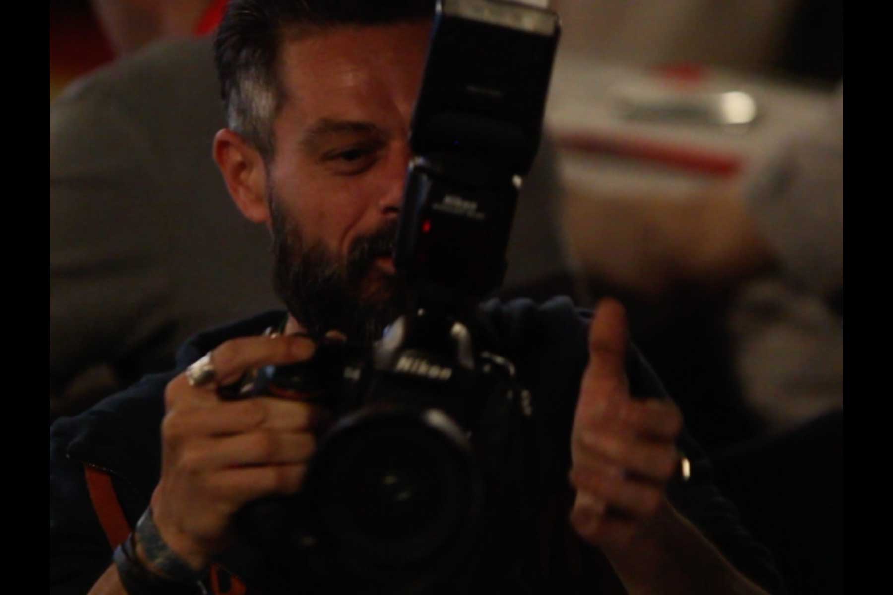 Ein Fotograf mit seiner Kamera auf dem 51. Kongress der CGT  Fotografie von Heiko Schäfer