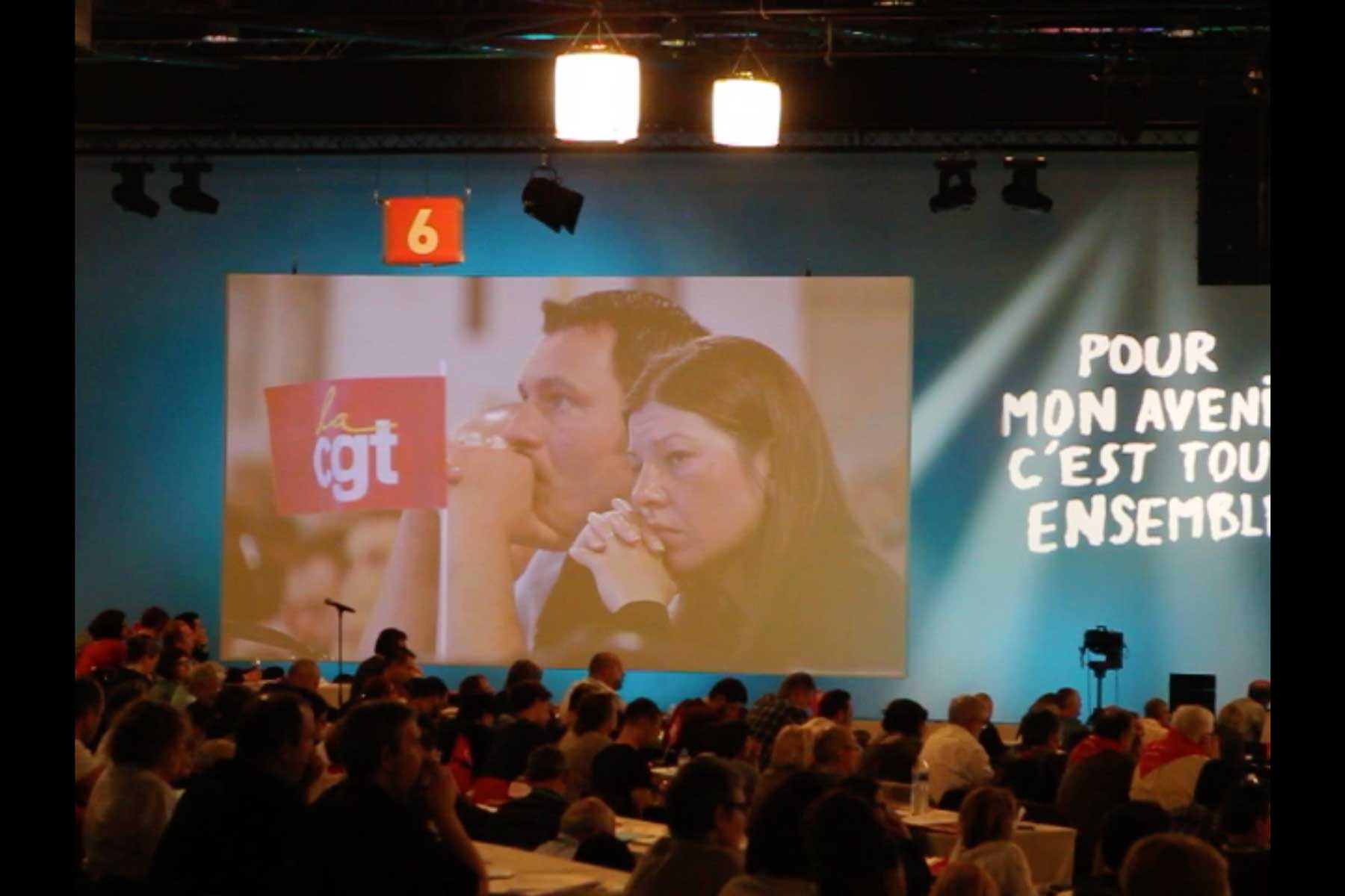 Zwei Gewerkschafter:innen während der Rede des Generalsekretärs auf dem 51. Kongress der CGT  Fotografie von Heiko Schäfer