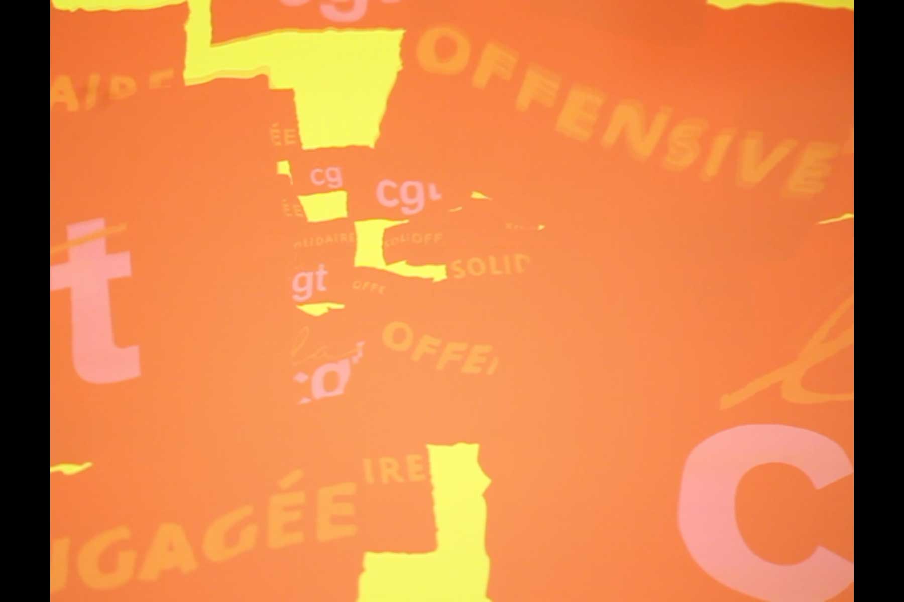 Projektion mit einer Grafik in rot und gelb, die unter anderem das Wort 