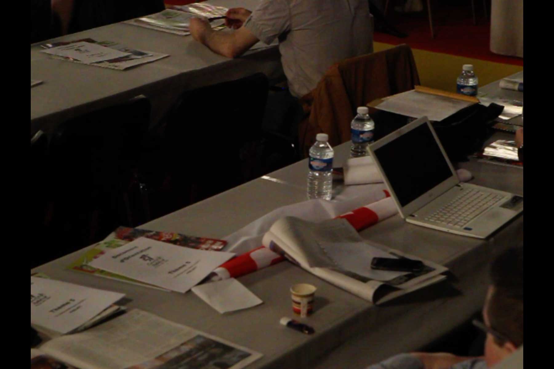 Tisch mit Heften, Unterlagen, Dokumenten und einem Computer auf dem 51. Kongress der CGT  Fotografie von Heiko Schäfer