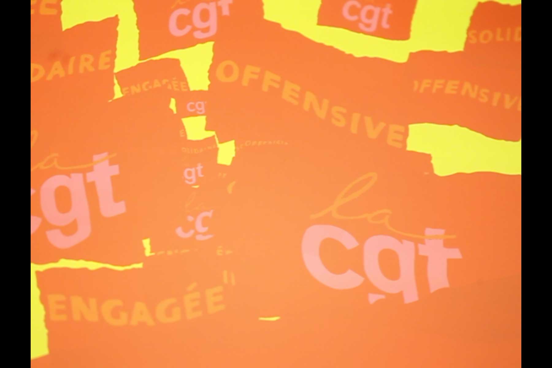 Projektion mit einer Grafik in rot und gelb, die unter anderem das Wort 