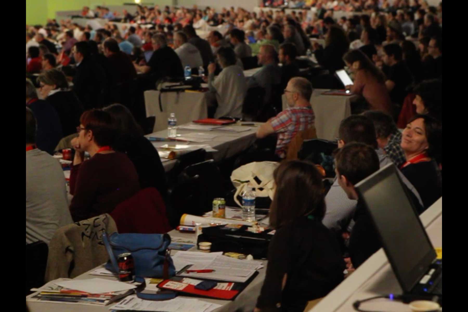 Blick in die Reihen mit den delegierten Gewerkschafter:innen auf dem 51. Kongress der CGT  Fotografie von Heiko Schäfer