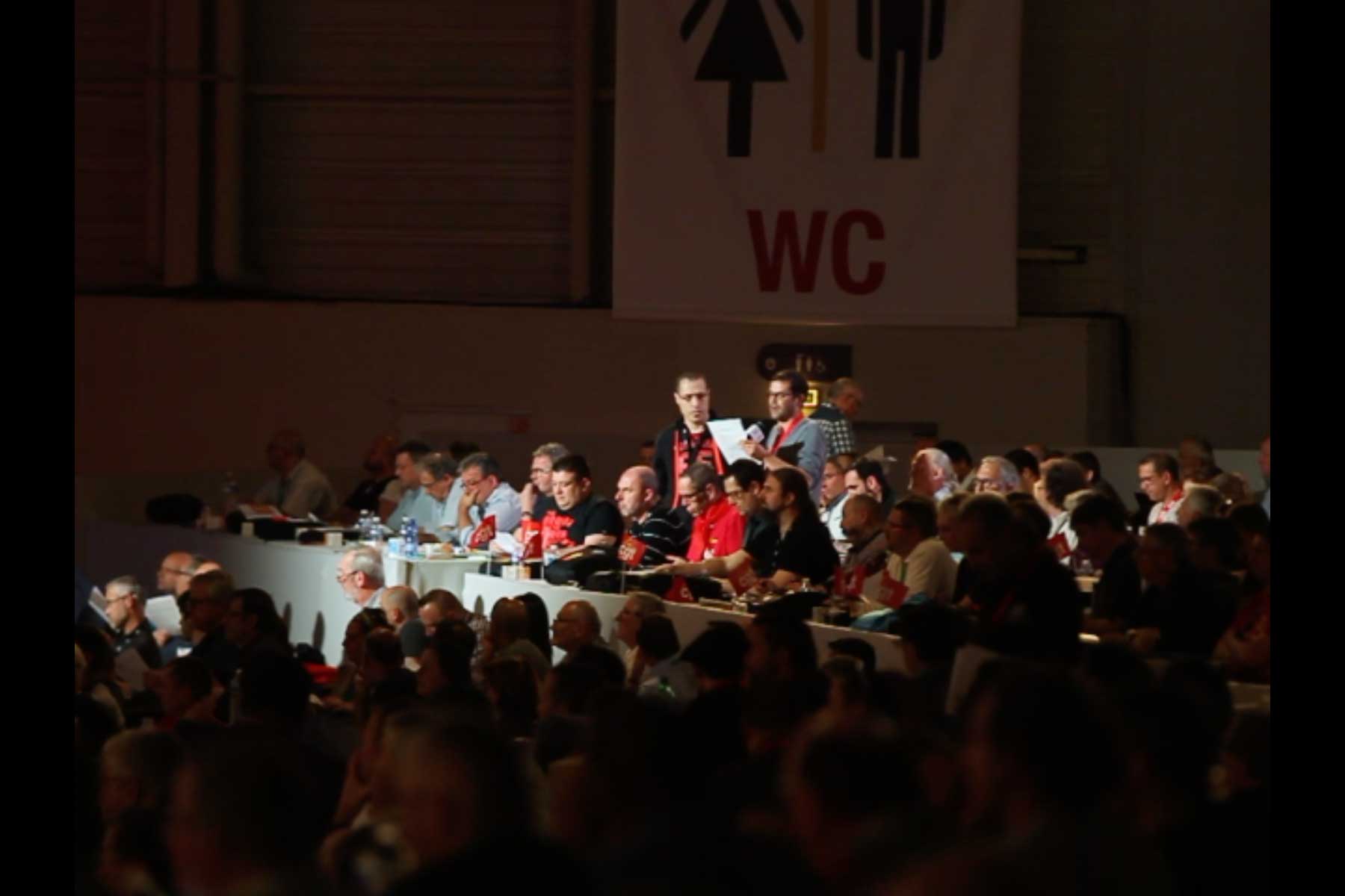 Ein Gewerkschafter liest eine Eingabe vor  Fotografie von Heiko Schäfer