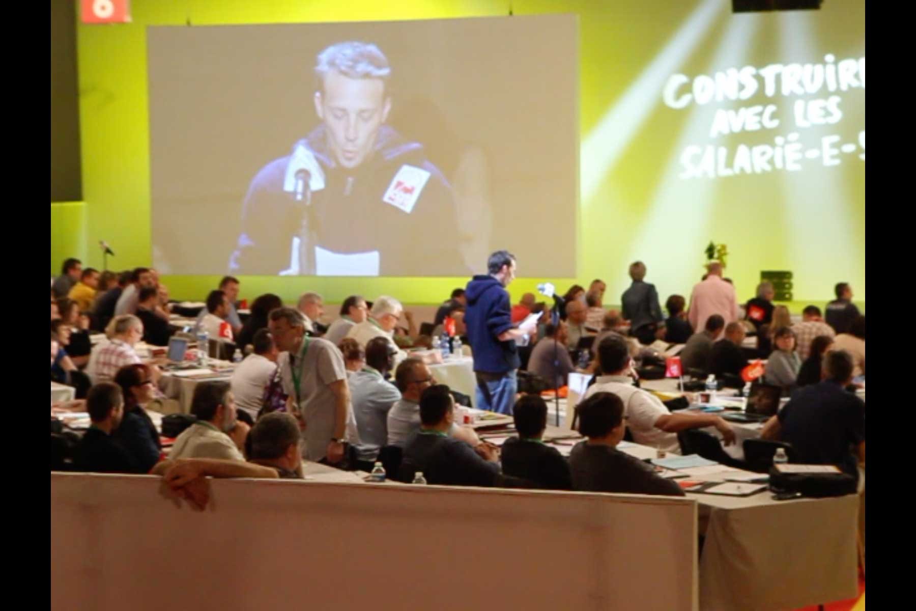 Der Gewerkschafter Emmanuel Roux liest seine Eingabe am Mikrophon vor  Fotografie von Heiko Schäfer