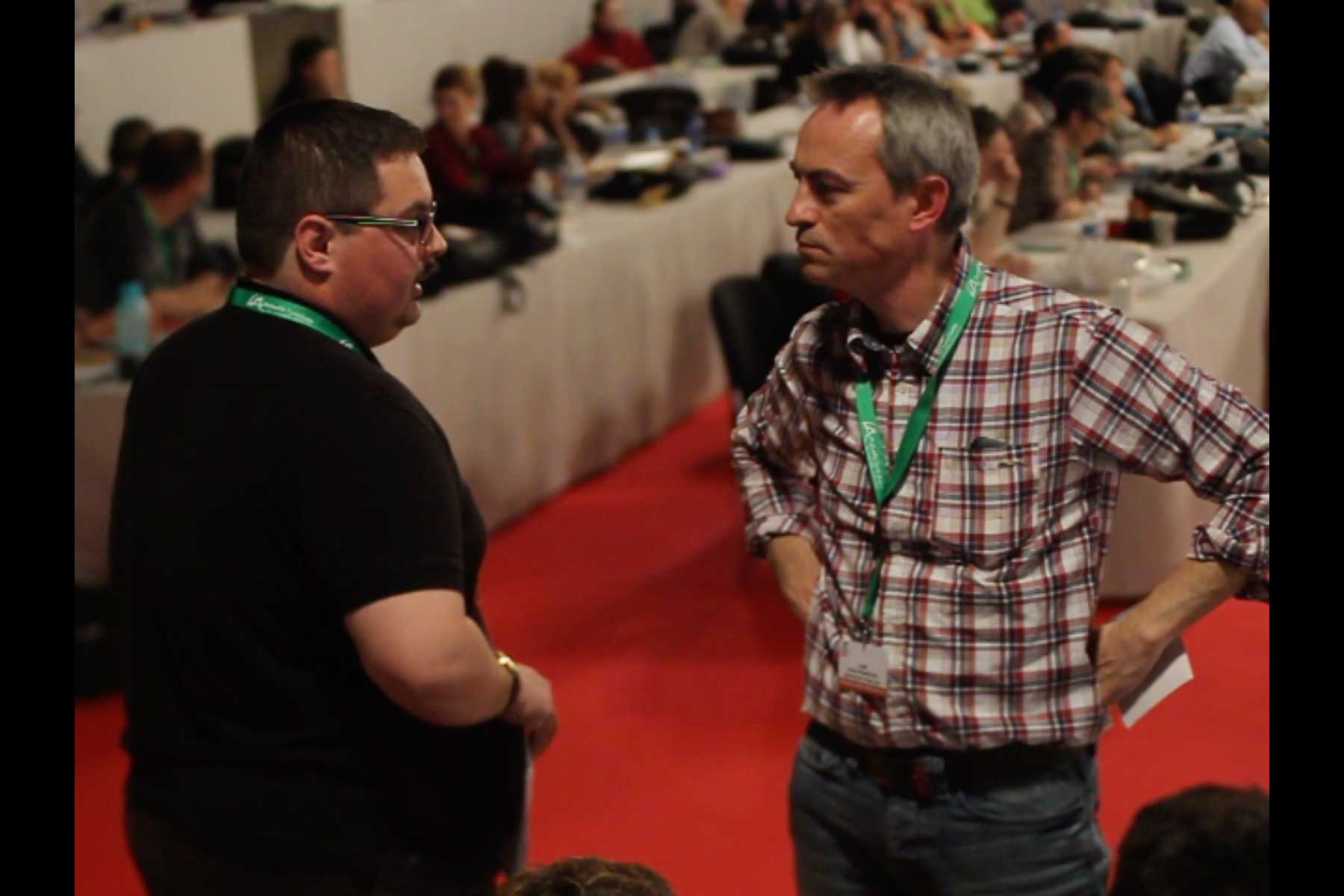 Der Gewerkschafter Tenessee Garcia im Gespräch mit einem anderen Gewerkschafter  Fotografie von Heiko Schäfer