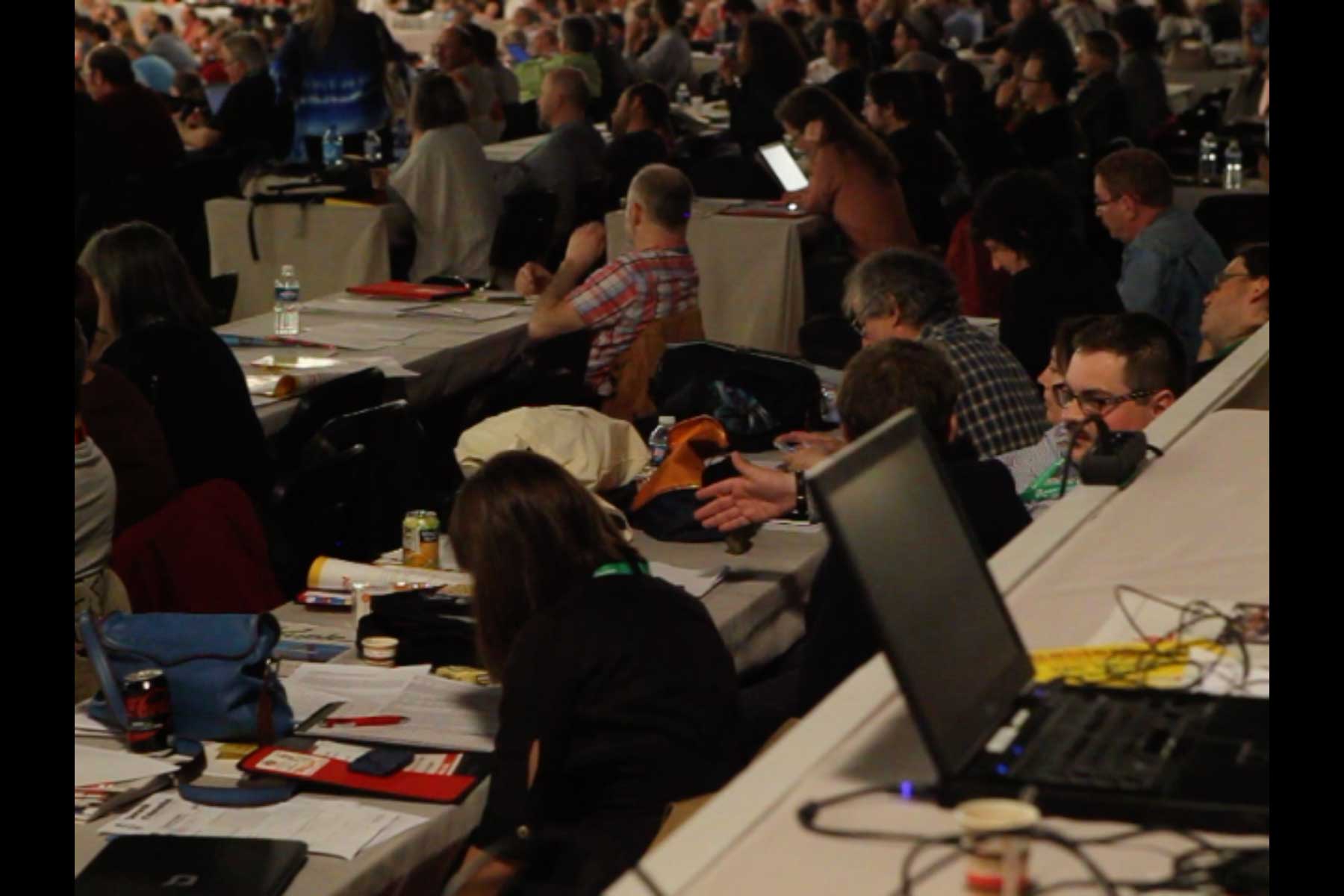 Blick in die Reihen mit den delegierten Gewerkschafter:innen auf dem 51. Kongress der CGT  Fotografie von Heiko Schäfer