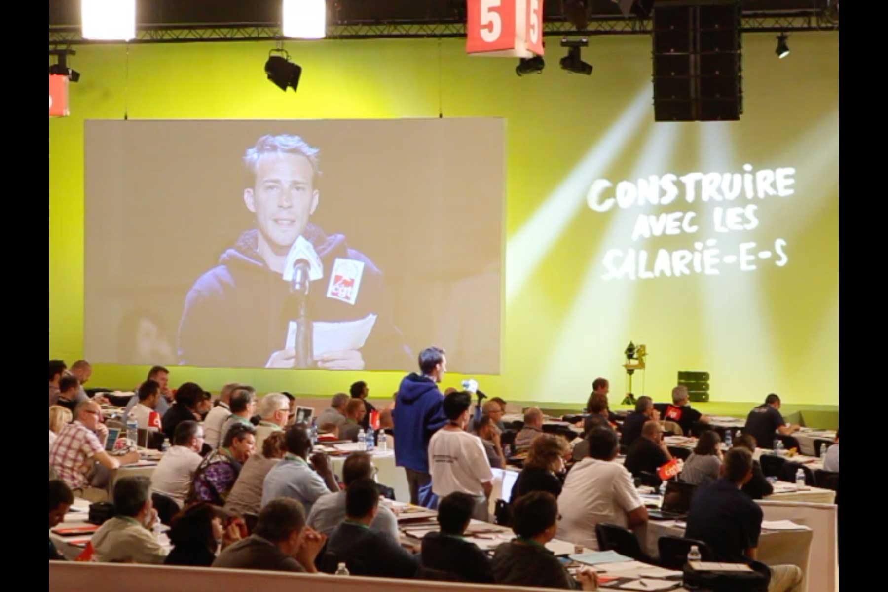 Der Gewerkschafter Emmanuel Roux liest seine Eingabe am Mikrophon vor  Fotografie von Heiko Schäfer