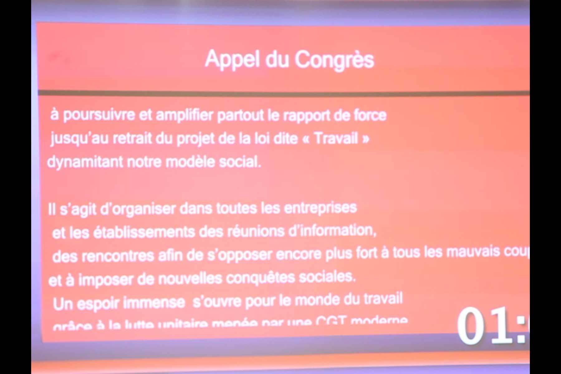 Projektion mit einem vom 51. Kongress der CGT beschlossenen Aufruf  Fotografie von Heiko Schäfer