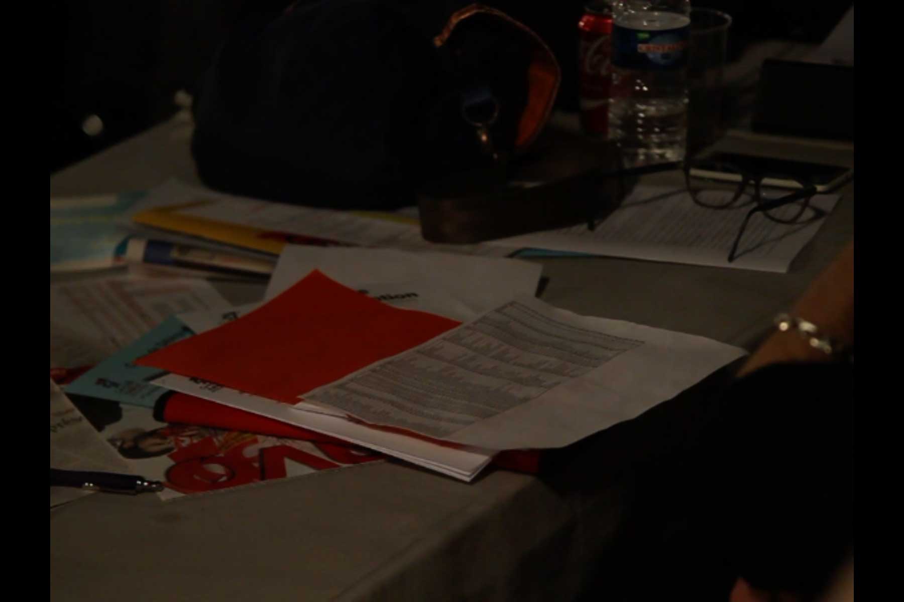 Eine Flasche, Zeitungen, Dokumente und Stifte auf einem Tisch auf dem Kongress der CGT  Fotografie von Heiko Schäfer