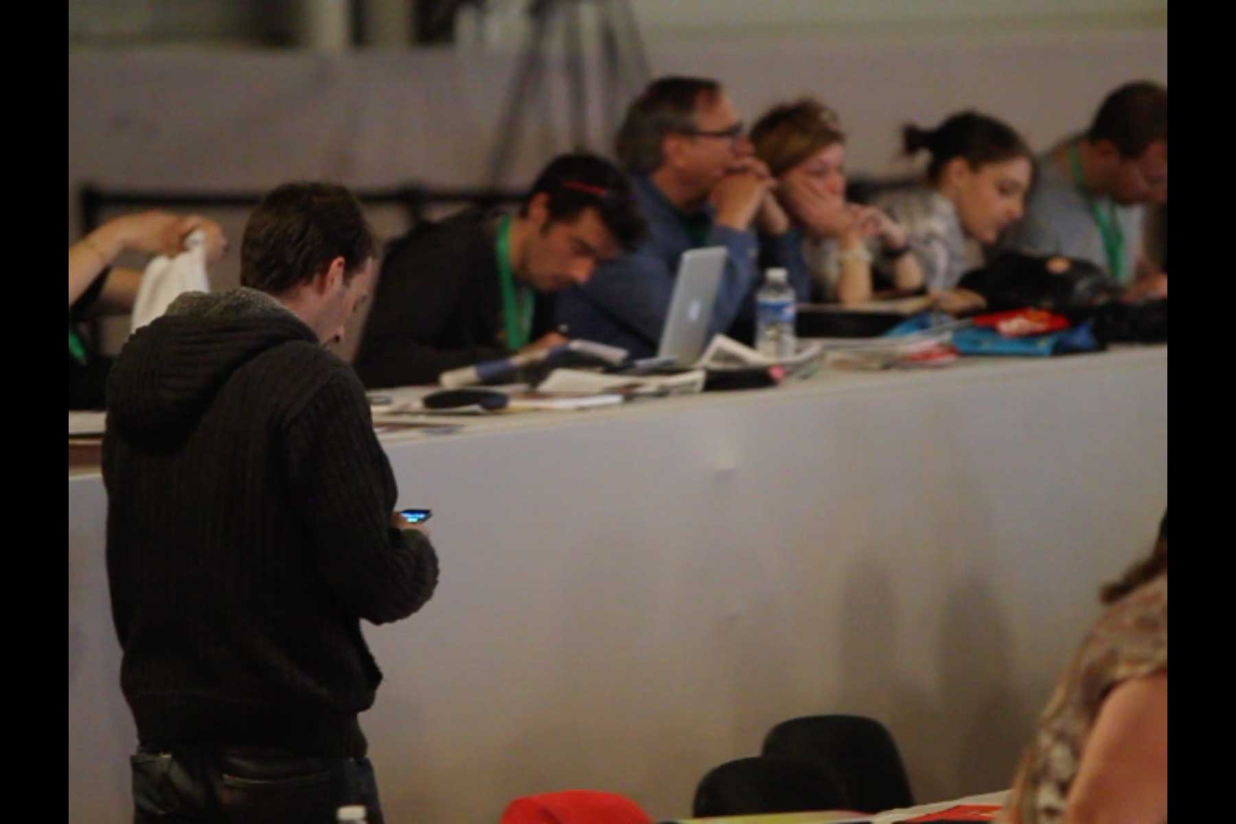 Der Gewerkschafter Emmanuel Roux schaut auf sein Handy auf dem 51. Kongress der CGT  Fotografie von Heiko Schäfer