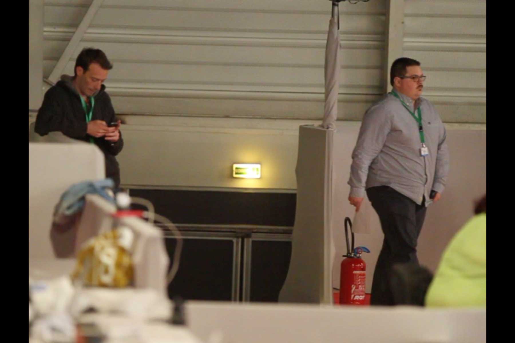 Der Gewerkschafter Emmanuel Roux schaut auf sein Handy auf dem 51. Kongress der CGT  Fotografie von Heiko Schäfer