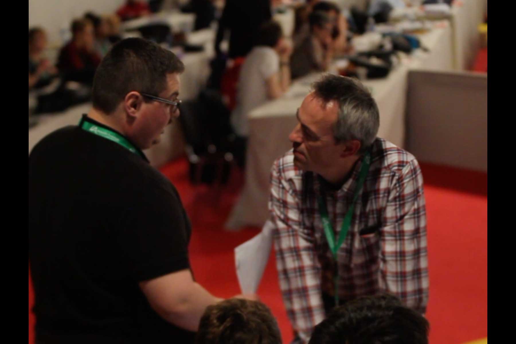 Der Gewerkschafter Tenessee Garcia im Gespräch mit einem anderen Gewerkschafter  Fotografie von Heiko Schäfer