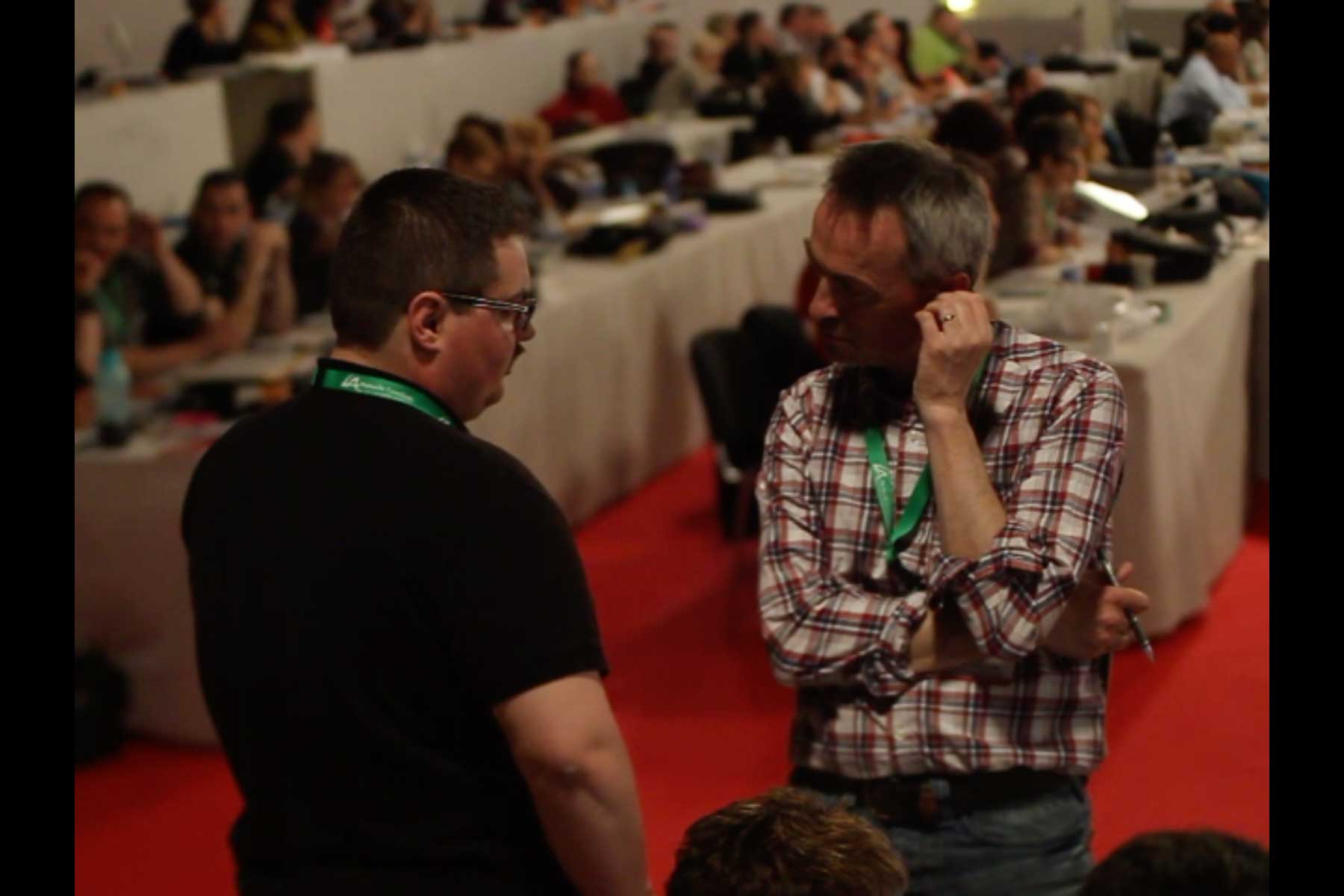 Der Gewerkschafter Tenessee Garcia im Gespräch mit einem anderen Gewerkschafter  Fotografie von Heiko Schäfer