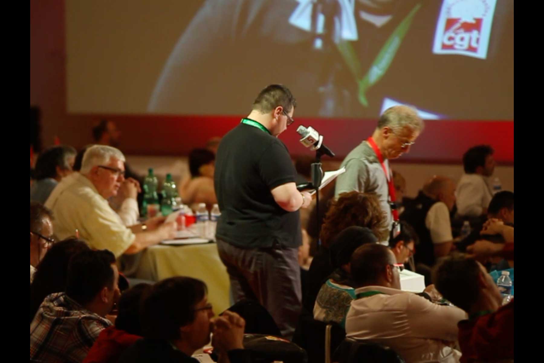 Der Gewerkschafter Tenessee Garcia liest seine Eingabe am Mikrophon vor  Fotografie von Heiko Schäfer