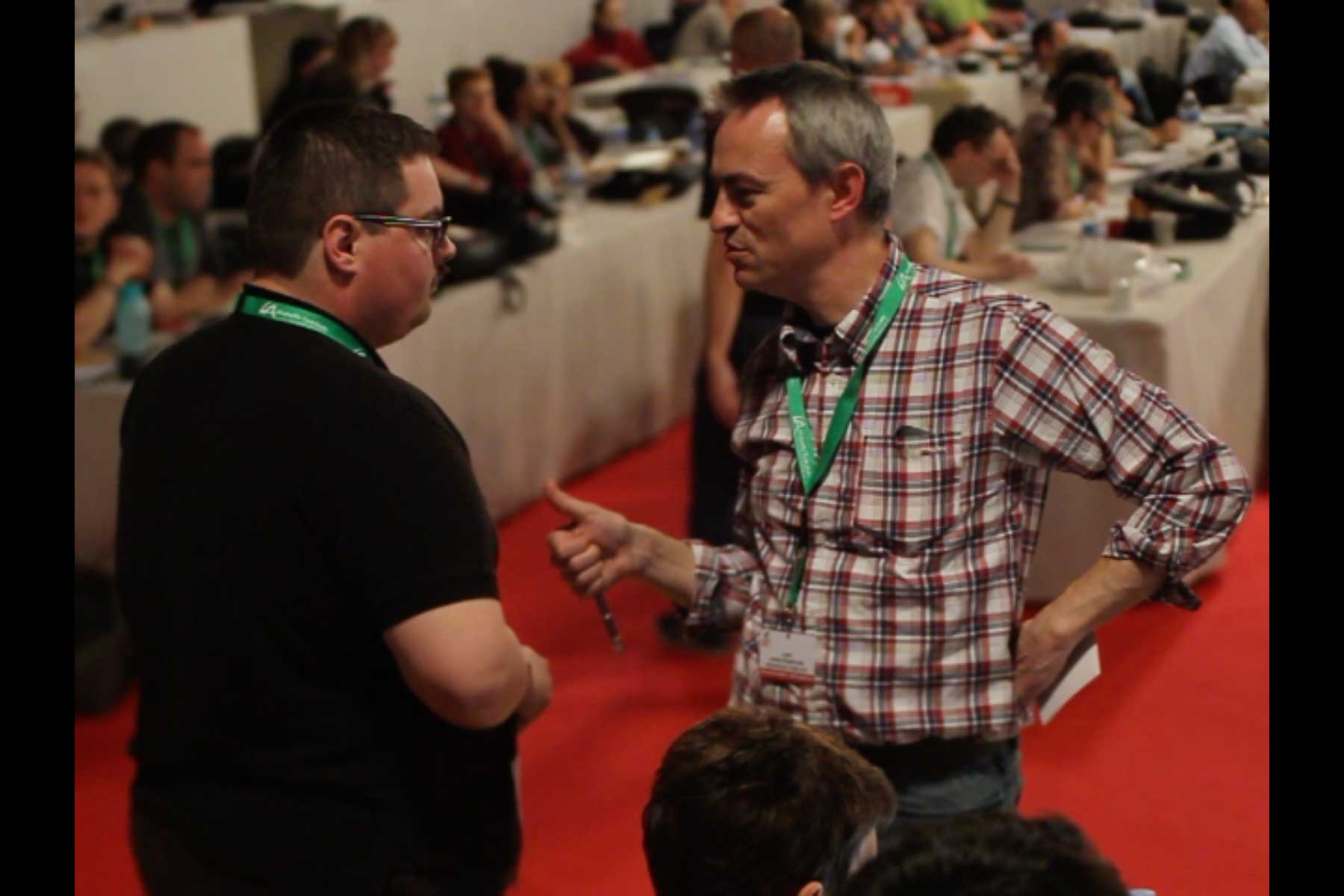 Der Gewerkschafter Tenessee Garcia im Gespräch mit einem anderen Gewerkschafter  Fotografie von Heiko Schäfer