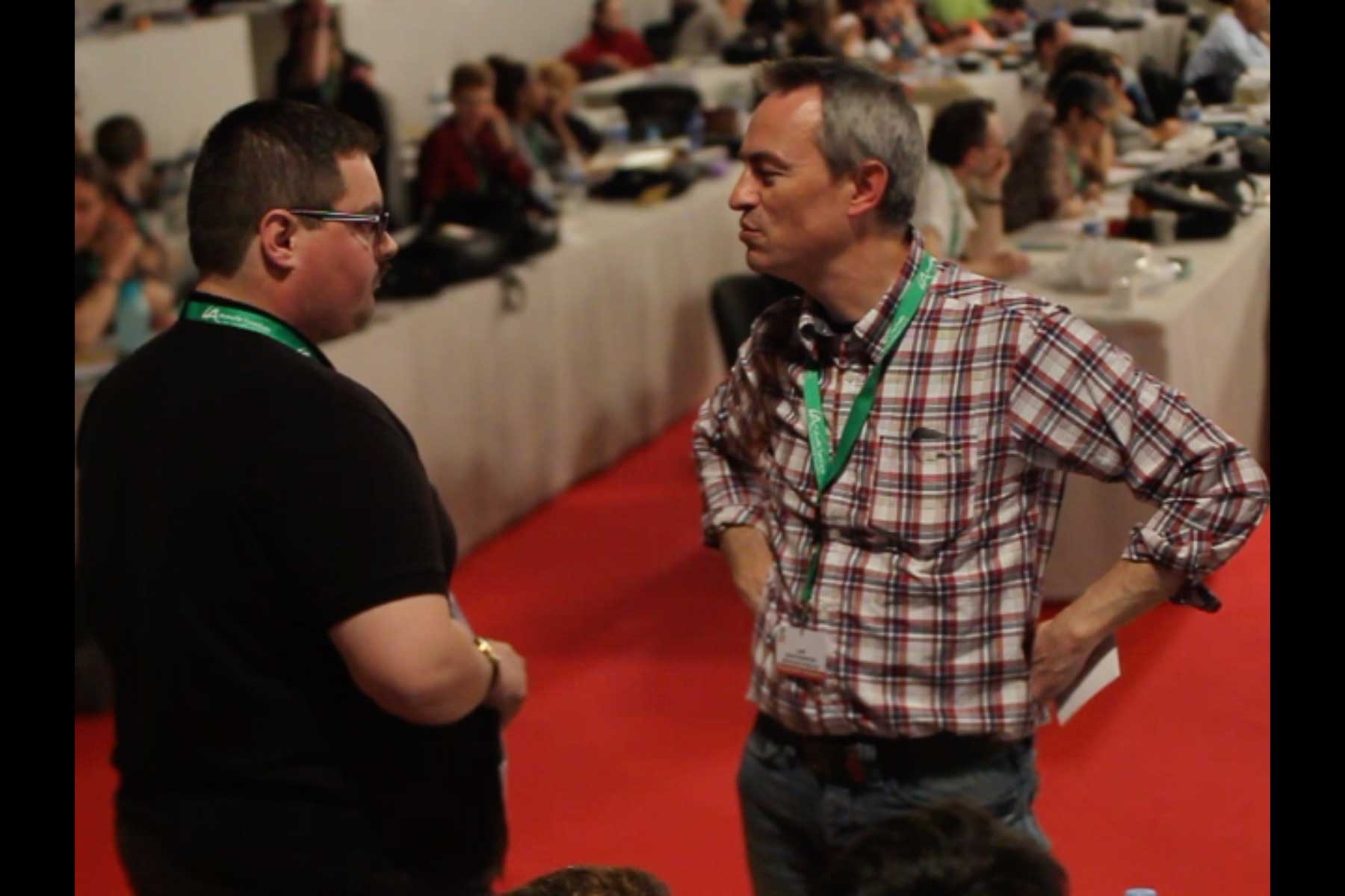 Der Gewerkschafter Tenessee Garcia im Gespräch mit einem anderen Gewerkschafter  Fotografie von Heiko Schäfer