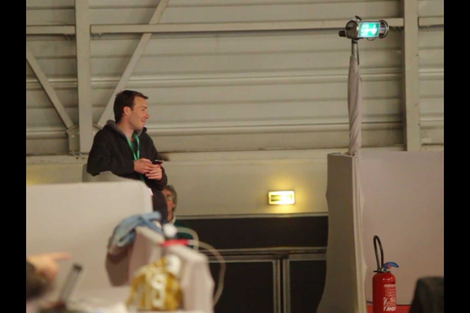 Der Gewerkschafter Emmanuel Roux schaut auf sein Handy auf dem 51. Kongress der CGT  Fotografie von Heiko Schäfer