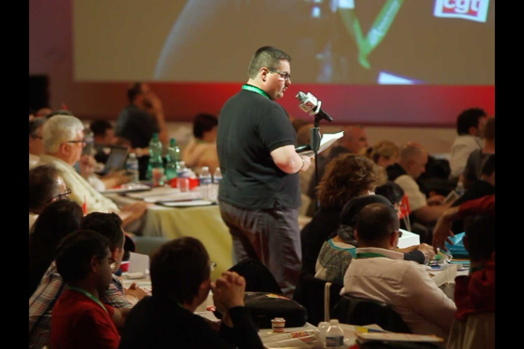 Der Gewerkschafter Tenessee Garcia liest seine Eingabe am Mikrophon vor  Fotografie von Heiko Schäfer