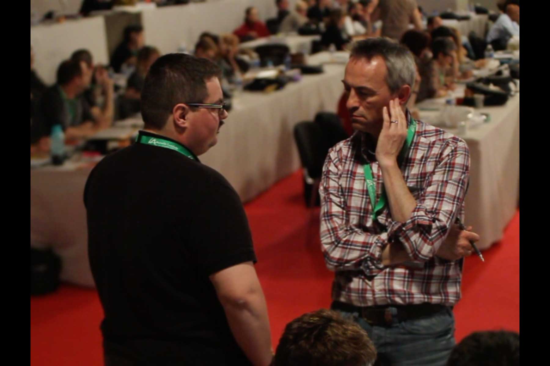 Der Gewerkschafter Tenessee Garcia im Gespräch mit einem anderen Gewerkschafter  Fotografie von Heiko Schäfer