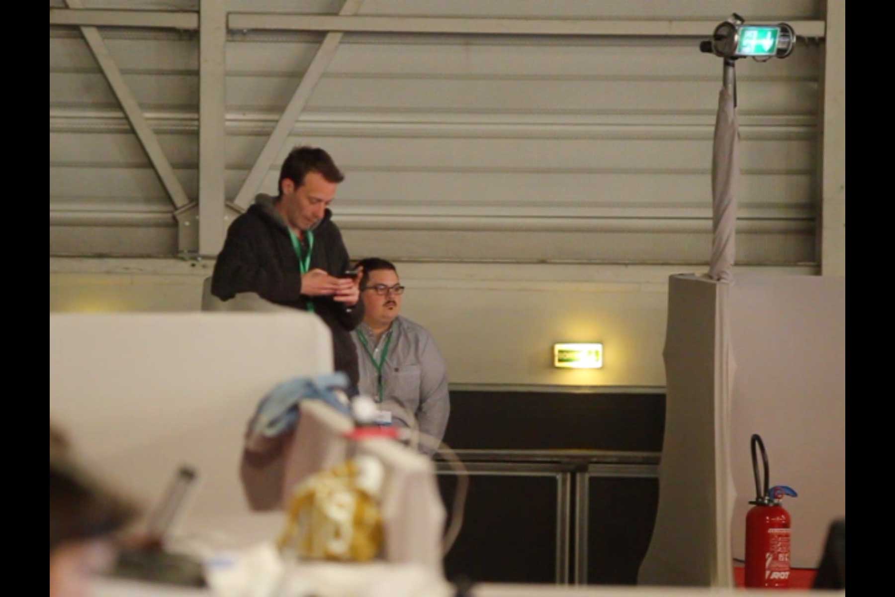 Der Gewerkschafter Emmanuel Roux schaut auf sein Handy auf dem 51. Kongress der CGT  Fotografie von Heiko Schäfer