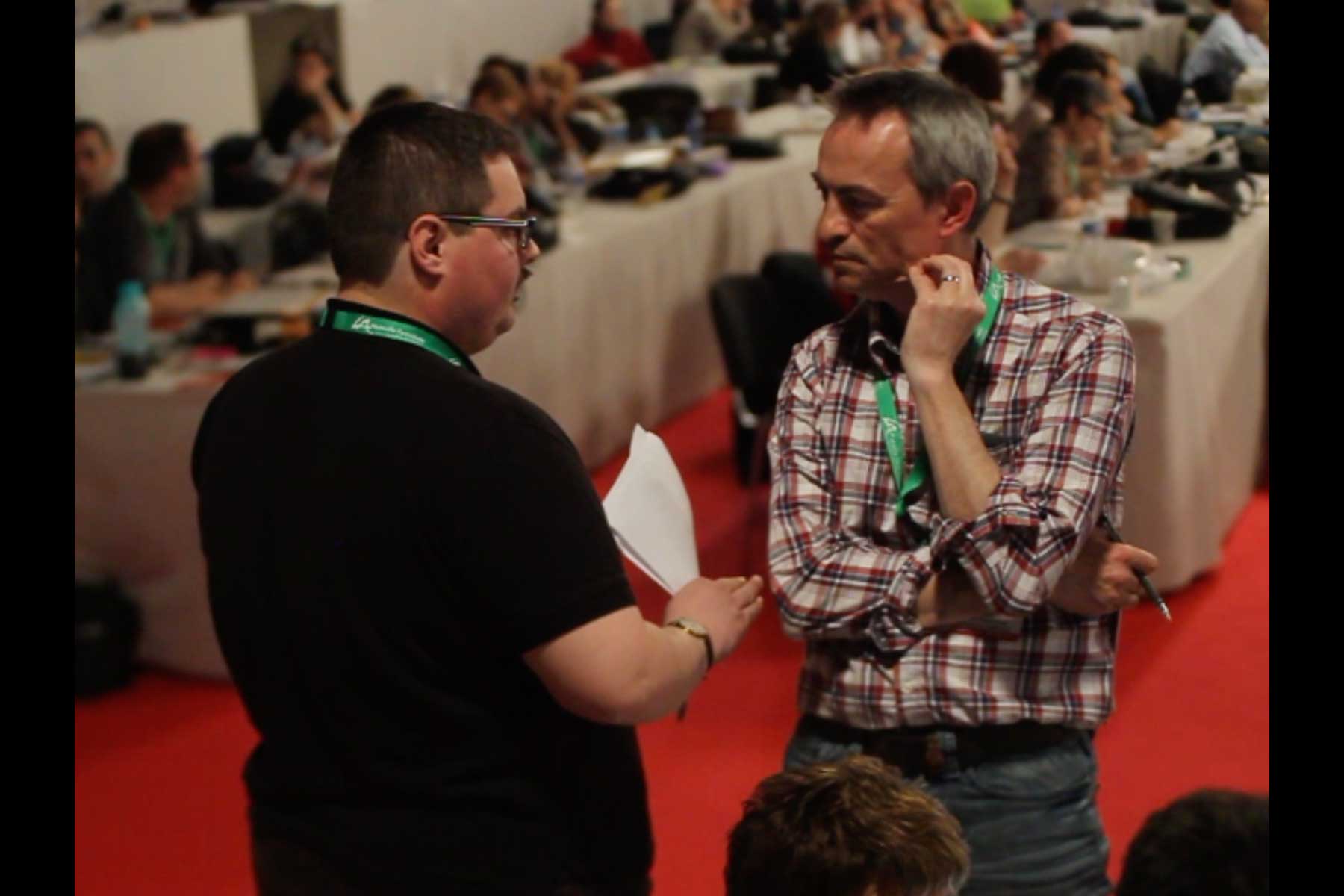 Der Gewerkschafter Tenessee Garcia im Gespräch mit einem anderen Gewerkschafter  Fotografie von Heiko Schäfer