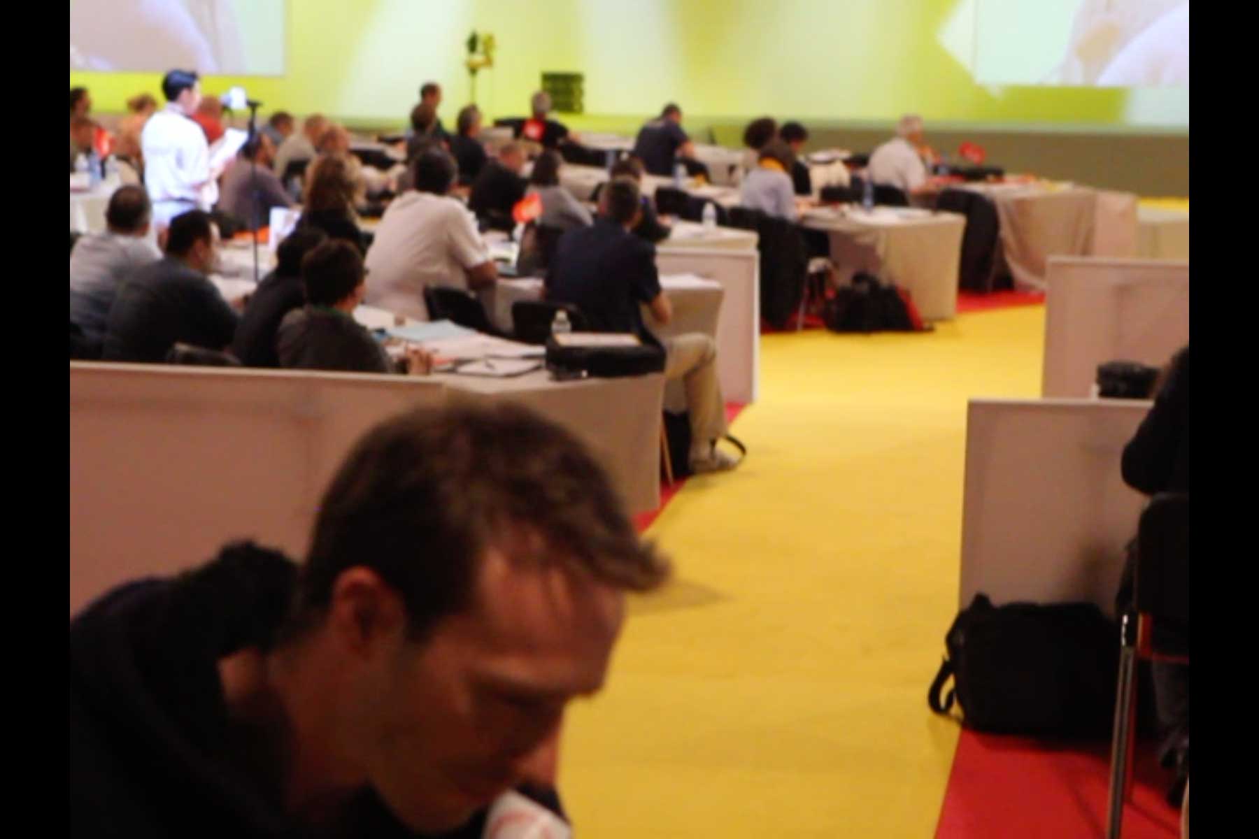 Der Gewerkschafter Emmanuel Roux ist auf dem Rückweg zu seinem Sitzplatz  Fotografie von Heiko Schäfer