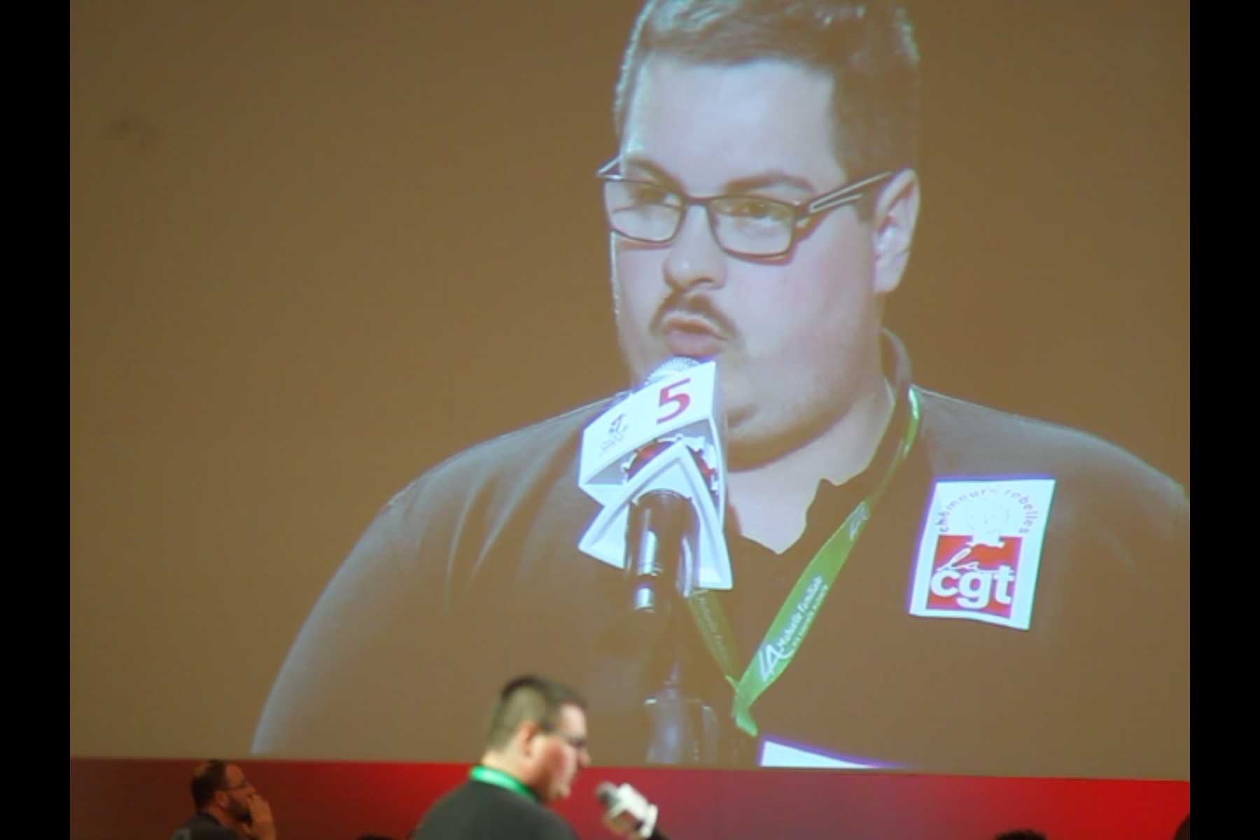 Der Gewerkschafter Tenessee Garcia liest seine Eingabe am Mikrophon vor  Fotografie von Heiko Schäfer