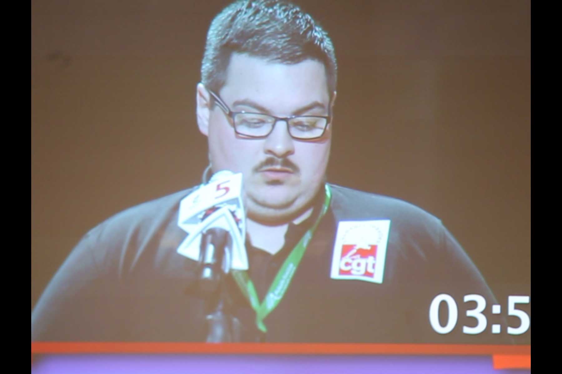 Der Gewerkschafter Tenessee Garcia liest seine Eingabe am Mikrophon vor  Fotografie von Heiko Schäfer